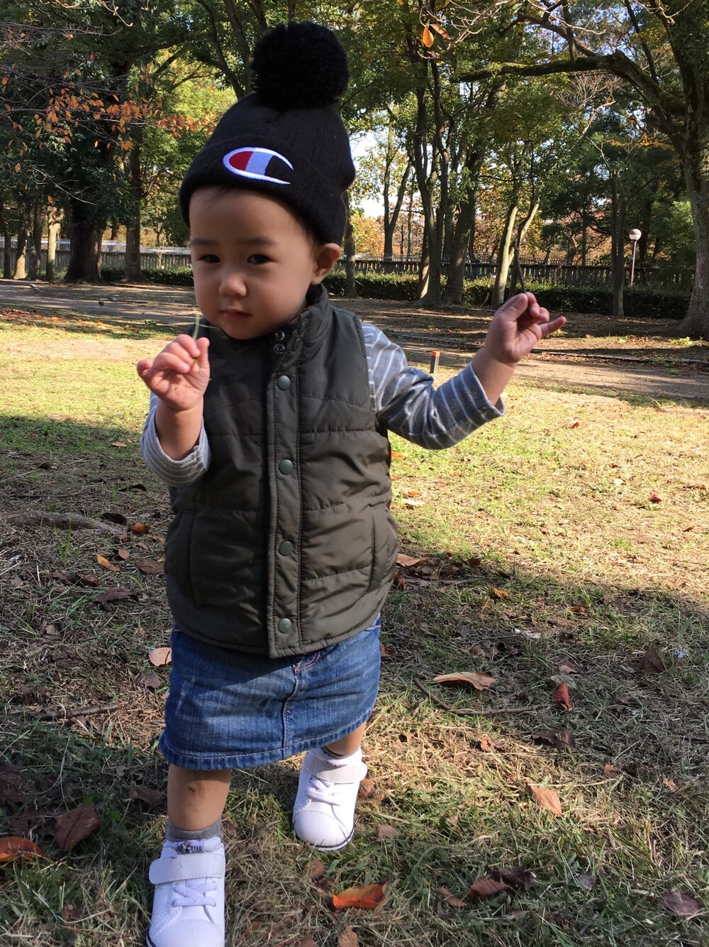 「芝生、おんなのこ、1歳3ヶ月、70cm、80cm」｜「Championのアイテム（ニットキャップ/ビーニー、ブラック系）」を使った、Ayanさん（キッズ・80cm）の秋コーディネートの1枚目の写真