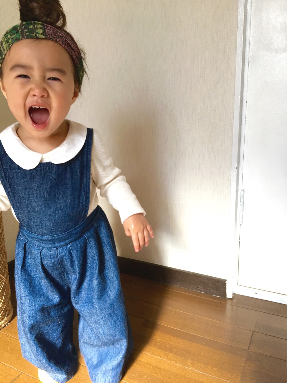 「おんなのこ、kids、プチプラ、1歳、ガウチョパンツ、ワイドパンツ、kidsfashion、ターバン、つけ毛、丸襟」｜「babyGAPのアイテム（シャツ/ブラウス、ホワイト系）」を使った、Ayanさん（キッズ・80cm）の冬コーディネートの1枚目の写真