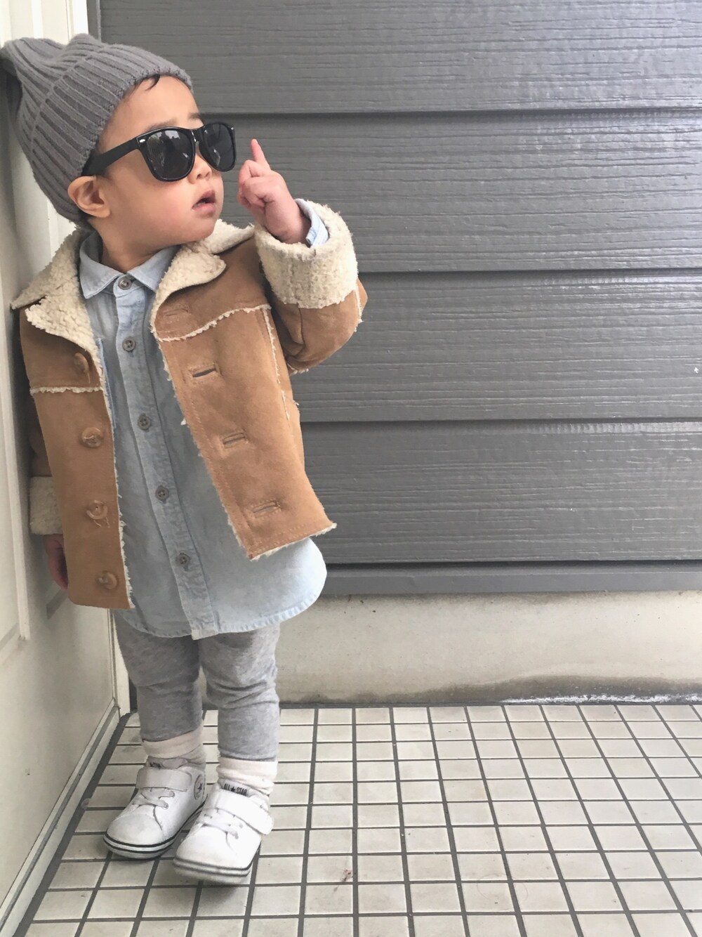「デニムシャツ、ムートンコート、靴下、靴下×スニーカー、ニット帽、サングラス、1歳、おんなのこ」｜「GAPのアイテム（ムートンコート、ベージュ系）」を使った、Ayanさん（キッズ・80cm）の冬コーディネートの1枚目の写真