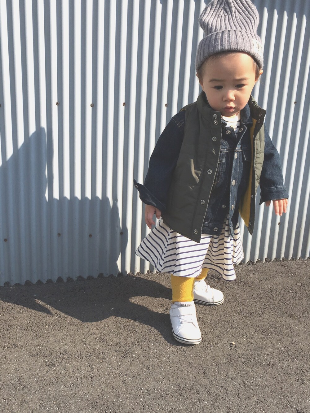 「キッズコーデ、女の子、ダウンベスト、ボーダー、カラータイツ、1歳」｜「GAPのアイテム（ダウンベスト、グリーン系）」を使った、Ayanさん（キッズ・80cm）の冬コーディネートの1枚目の写真