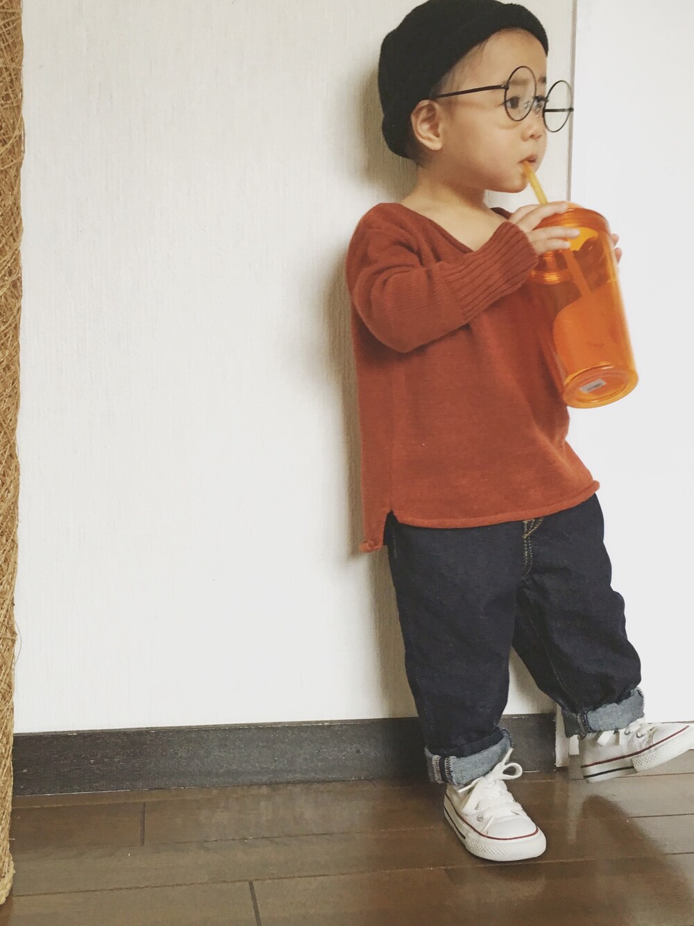 「イスラムワッチ、薄手ニット、キッズコーデ、おんなのこ、シンプル」｜「OLD NAVYのアイテム（ニット/セーター、オレンジ系）」を使った、Ayanさん（キッズ・80cm）の春コーディネートの1枚目の写真