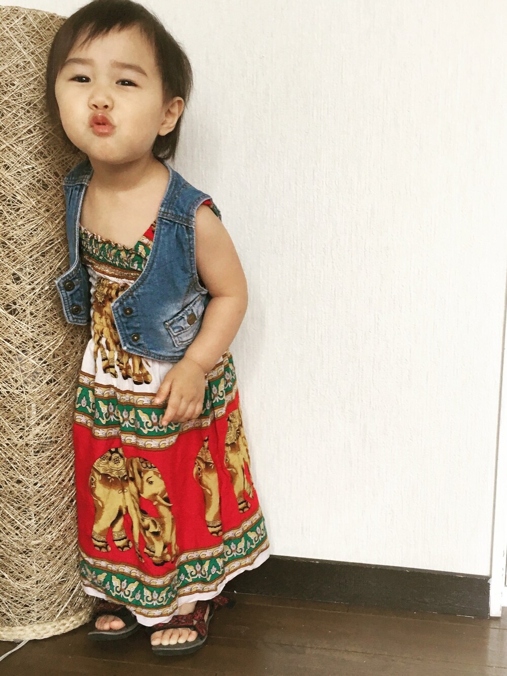 「カンボジア、テバ、スポサン、teva、デニムベスト」｜「H&Mのアイテム（ベスト、ブルー系）」を使った、Ayanさん（キッズ・80cm）の夏コーディネートの1枚目の写真