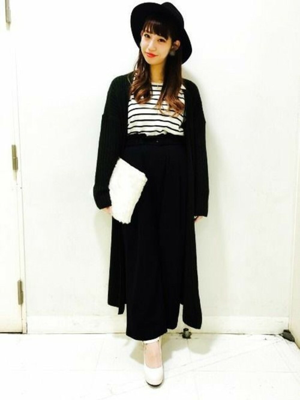 「パンプス、ボーダー、ブラック、へザー、Heather、ワイドパンツ、ロングカーディガン、ファー小物、ファークラッチ、フェルトハット」｜「HeatherのTRギャザーワイドパンツ  708237（その他パンツ、ブラック系）」を使った、あきりんさん（レディース・163cm）の秋コーディネートの1枚目の写真