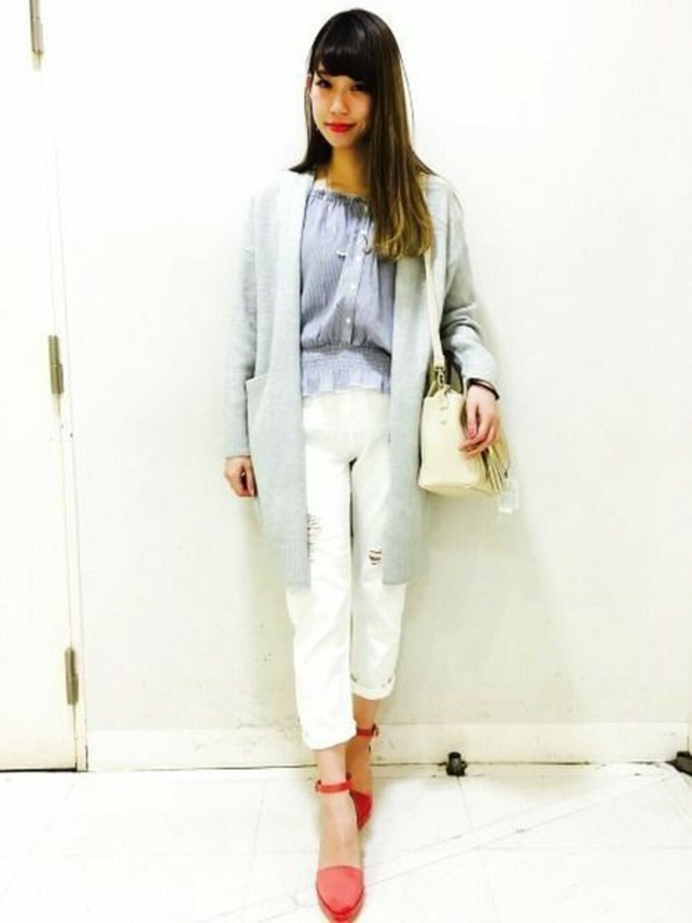 「テーパードパンツ、デニム、ブラウス、パンプス、へザー、Heather、ロングカーディガン、オフショル」｜「Heatherのブークレロングカーディガン　712919（カーディガン/ボレロ、グレー系）」を使った、あきりんさん（レディース・163cm）の冬コーディネートの1枚目の写真