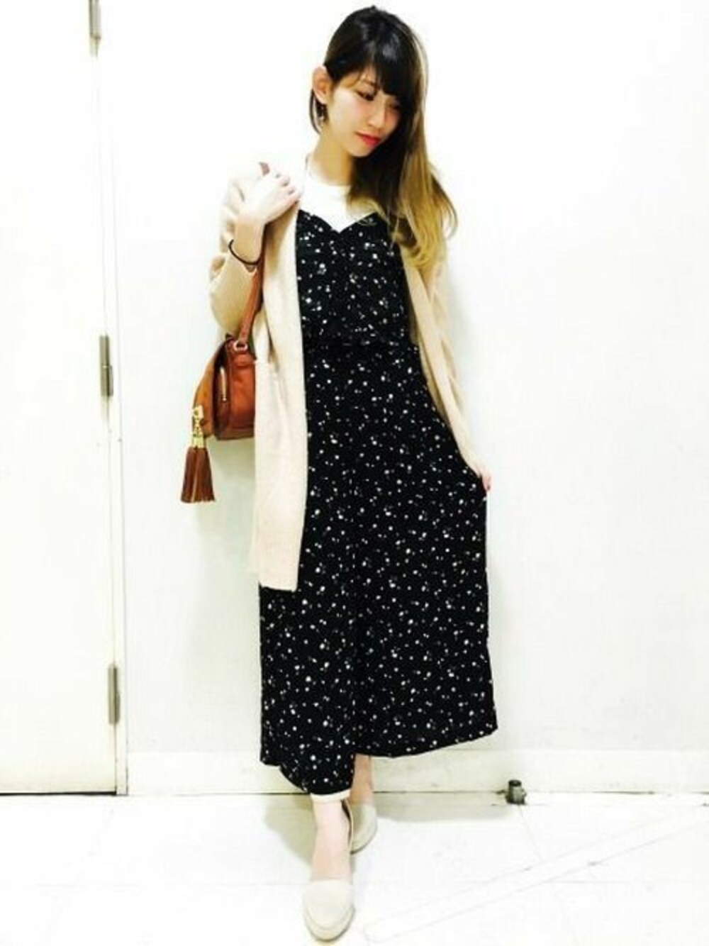 「セットアップ、花柄、へザー、Heather、ワイドパンツ、ロングカーディガン、小花柄」｜「Heatherのコバナビスチェ2P　712915（シャツ/ブラウス、ブラック系）」を使った、あきりんさん（レディース・163cm）の冬コーディネートの1枚目の写真