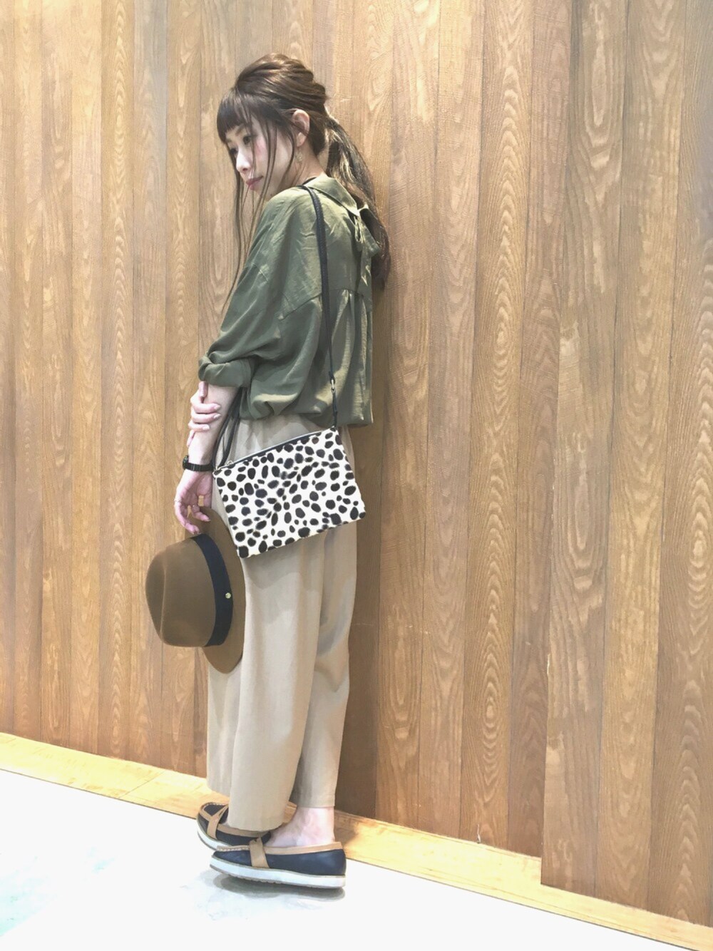 グリーン系のシャツ/ブラウス、ベージュ系のショルダーバッグ、ベージュ系のその他パンツを着用したレディースの秋コーディネートの1枚目の写真