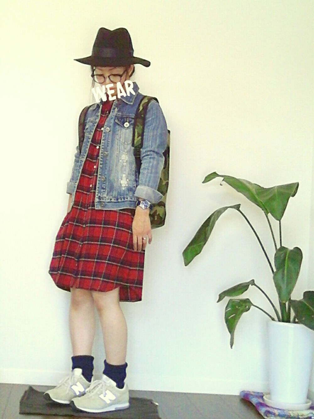 ブルー系のジャケット/アウター、レッド系のワンピース、その他のバックパック/リュックを着用したレディースの秋コーディネートの1枚目の写真