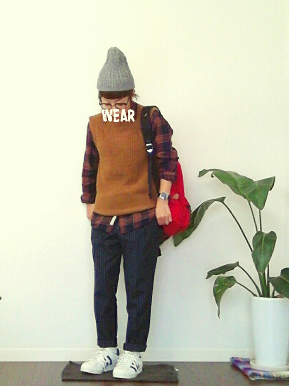 レッド系のバックパック/リュック、ブルー系のその他パンツ、イエロー系のベストを着用したレディースの秋コーディネートの1枚目の写真