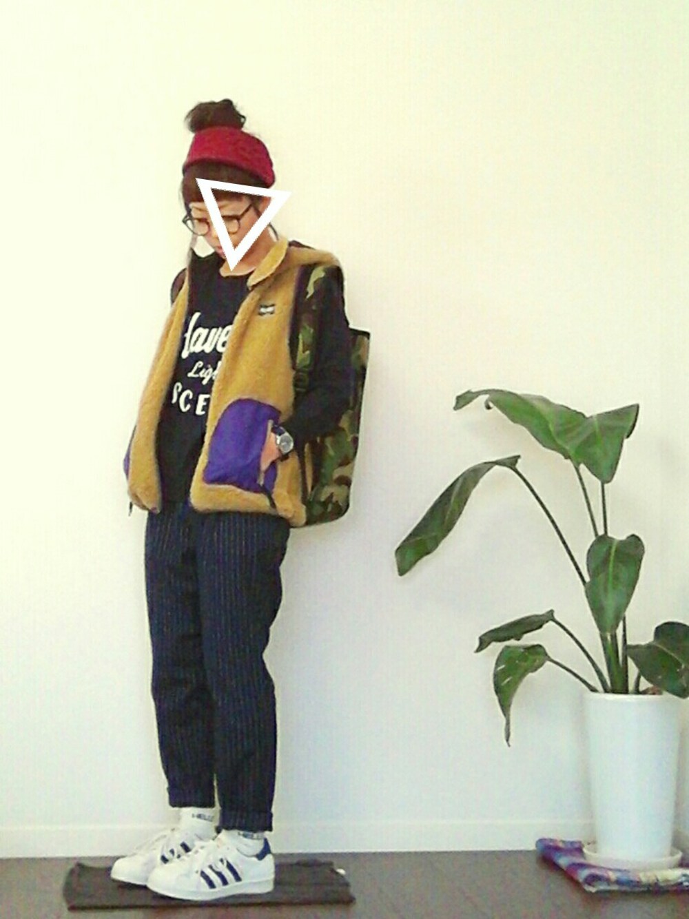 ブルー系のその他パンツ、ブルー系のニット/セーター、ホワイト系のスニーカーを着用したレディースの秋コーディネートの1枚目の写真