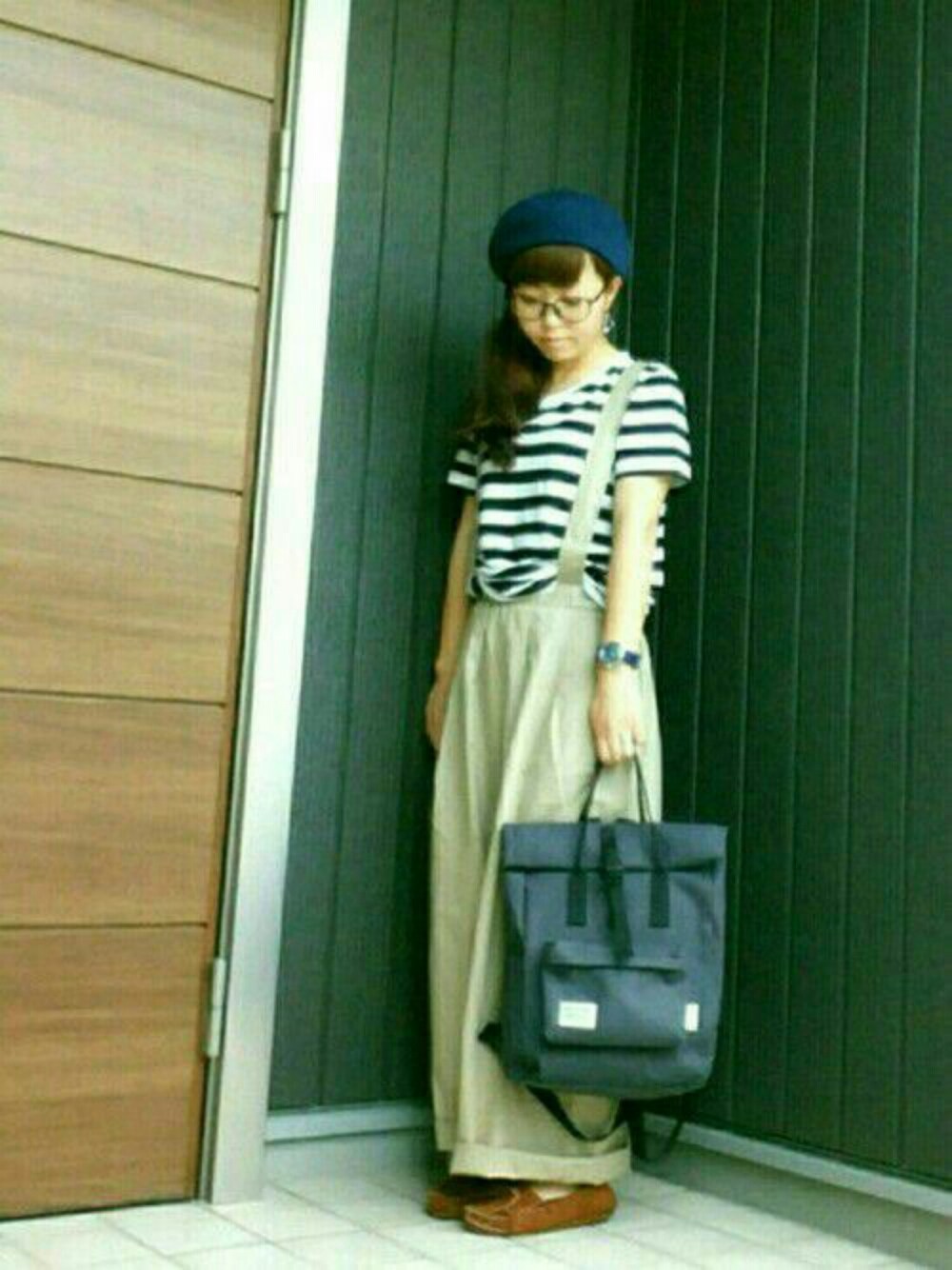 ブラウン系のシューズ、ベージュ系のパンツ、グレー系のバックパック/リュックを着用したレディースの夏コーディネートの1枚目の写真