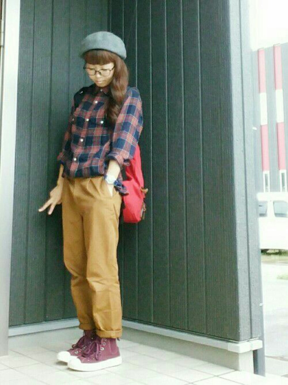 レッド系のスニーカー、ブルー系のシャツ/ブラウス、イエロー系のその他パンツを着用したレディースの秋コーディネートの1枚目の写真