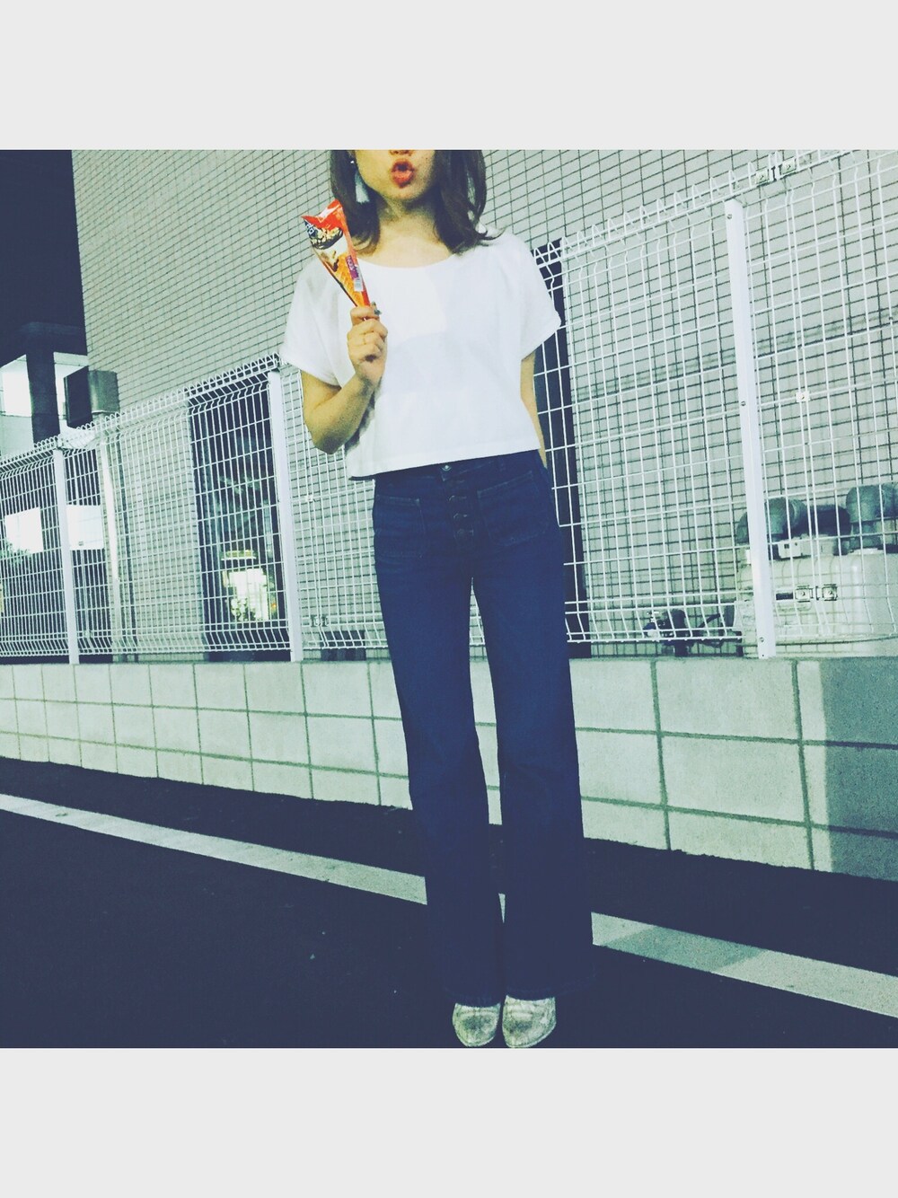 「夜遊び、花火、夏先取り」｜「FOREVER 21のFOREVER 21 High-Waisted Flare Jeans（デニムパンツ、ブルー系）」を使った、MRさん（レディース・159cm）の春コーディネートの1枚目の写真