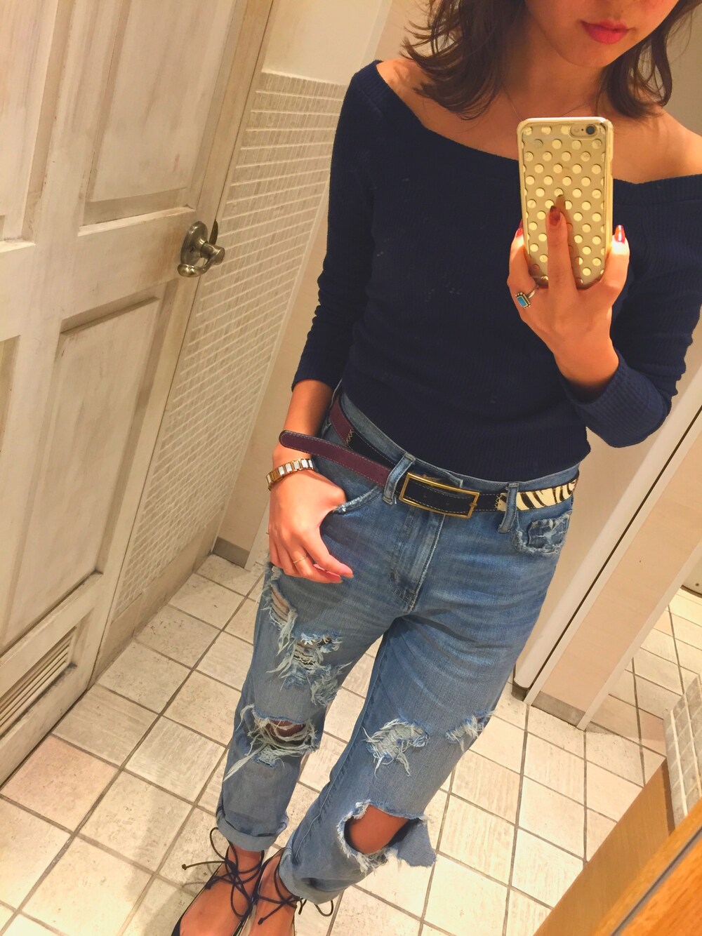 「holiday、デニム、大人カジュアル、秋、オフショル」｜「UNIQLOのアイテム（デニムパンツ、ブルー系）」を使った、MRさん（レディース・159cm）の秋コーディネートの1枚目の写真