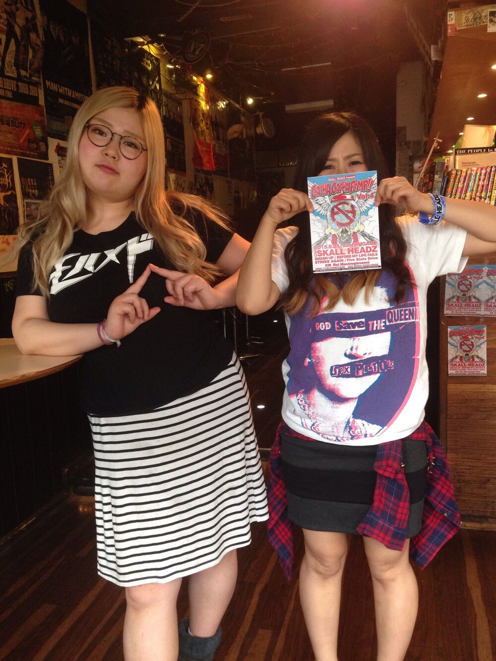 「rock、バンドT、ちびっこの会、金髪豚野郎、でぶ、Tシャツ、ネルシャツ、伊達メガネ、渋谷、Sex Pistols」｜「SEXY DYNAMITE LONDONのアイテム（Tシャツ/カットソー、ホワイト系）」を使った、OMUSUBI at ROCKさん（レディース・169cm）の春コーディネートの1枚目の写真