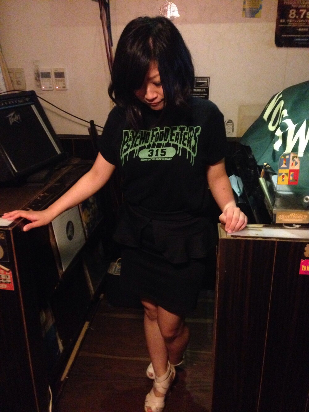 「バンドT、タイトスカート、ペプラムスカート、ボブ、BBA、ちび、ウェッジソール、夏、渋谷、黒髪」｜「psycho food eatersのアイテム（Tシャツ/カットソー、ブラック系）」を使った、OMUSUBI at ROCKさん（レディース・146cm）の夏コーディネートの1枚目の写真