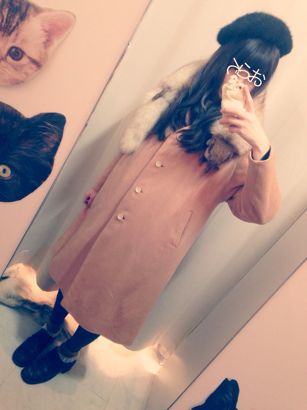 ベージュ系のその他アウター、ブラウン系のドレスシューズ、ホワイト系のマフラーを着用したレディースの冬コーディネートの1枚目の写真