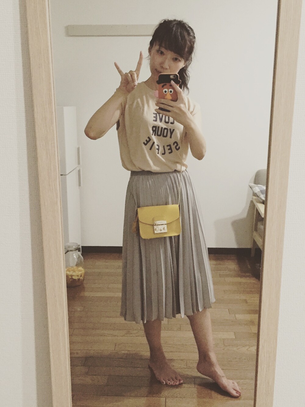 「きれいめカジュアル、Tシャツ、プリーツスカート、GU、チェーンバッグ」｜「FURLAのメトロポリス　ミニクロスボディバッグ（ショルダーバッグ、イエロー系）」を使った、mamimiさん（レディース・157cm）の夏コーディネートの1枚目の写真