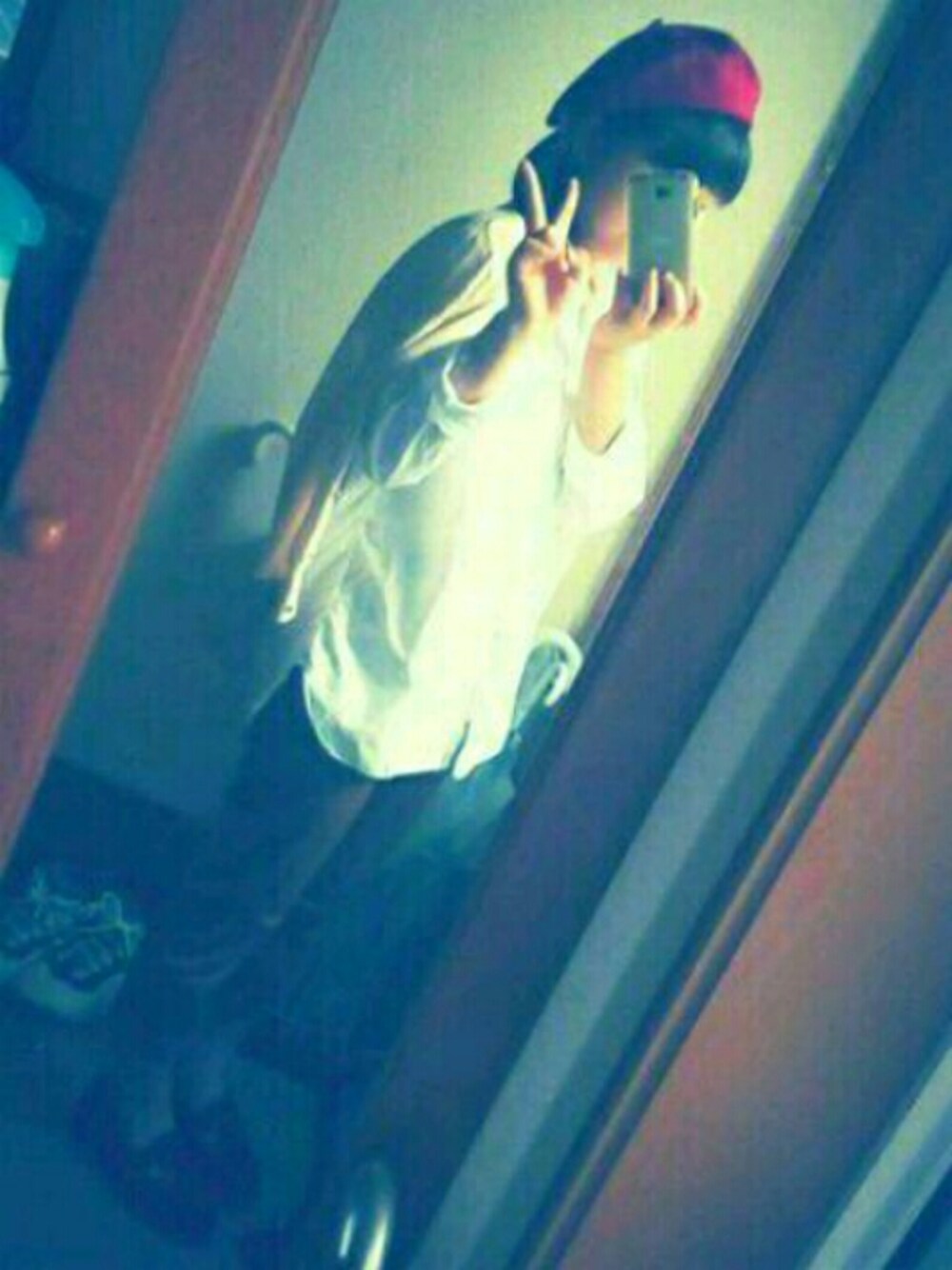 ホワイト系のシャツ/ブラウス、ブラウン系のチノパンツ、ブラック系のその他シューズを着用したレディースの秋コーディネートの1枚目の写真