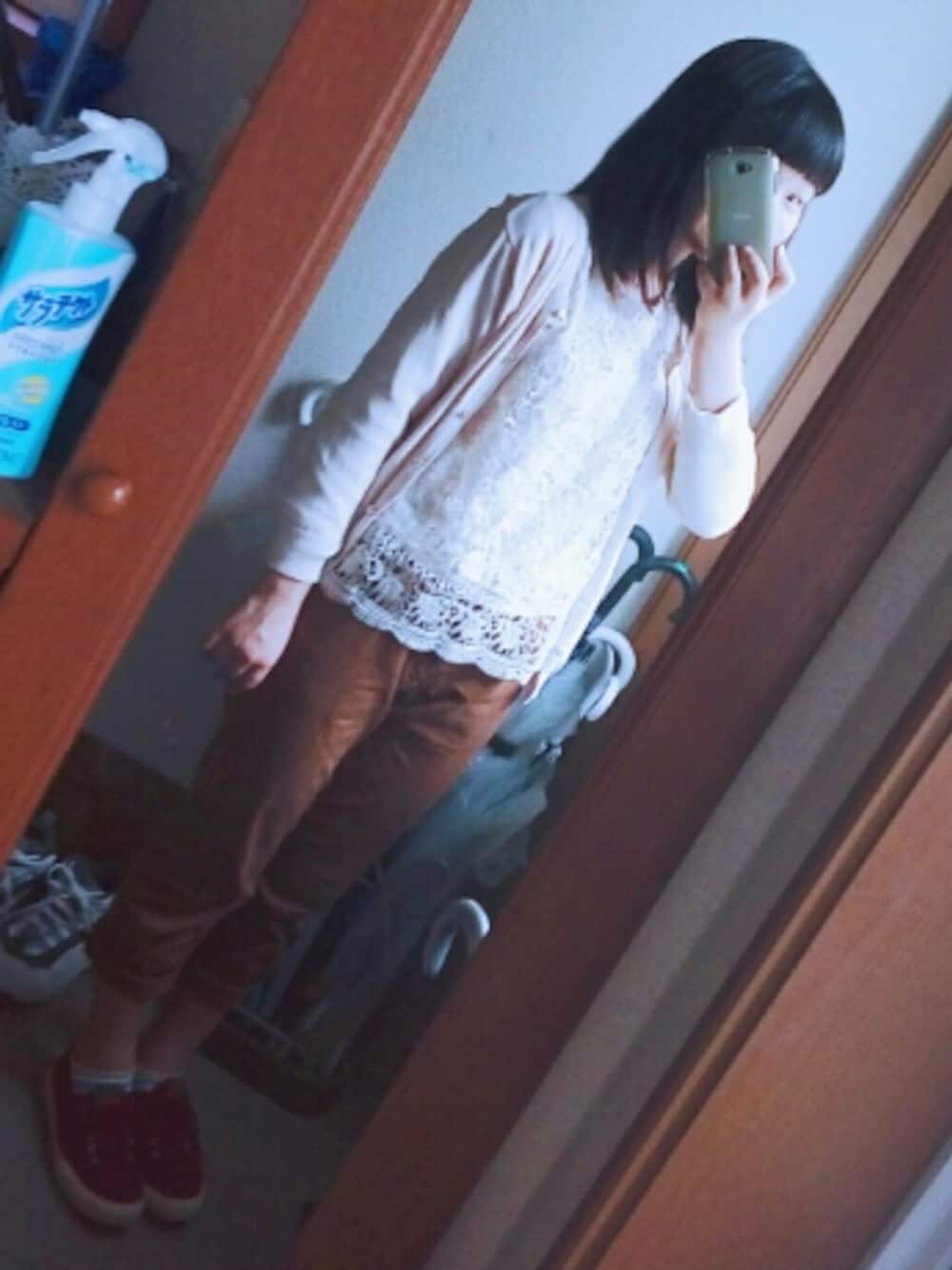 ブラウン系のパンツ、ベージュ系のトップス、ベージュ系のトップスを着用したレディースの秋コーディネートの1枚目の写真