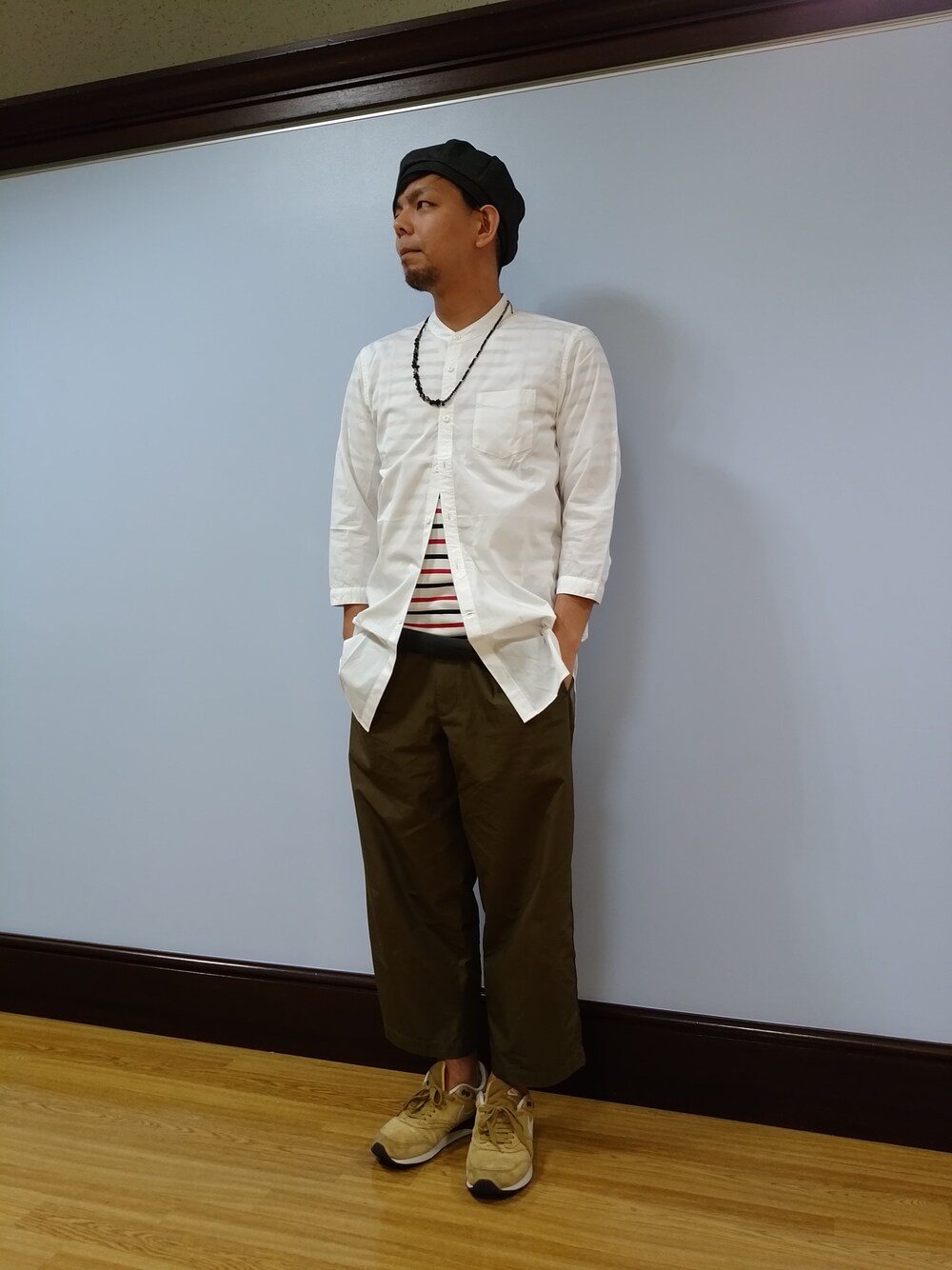 「パンツ、ベレー帽、ロングシャツ、ワイドパンツ、沖縄、ボトムス、Junred、Okinawa、ジュンレッド(JUNRed)、沖縄リウボウ」｜「JUNREDのバンドカラーロングシャツ（シャツ/ブラウス、ホワイト系）」を使った、なかまさん（メンズ・175cm）の夏コーディネートの1枚目の写真