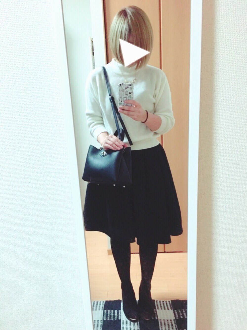 ホワイト系のニット/セーター、ブラック系のブーティ、ブラック系のショルダーバッグを着用したレディースの春コーディネートの1枚目の写真