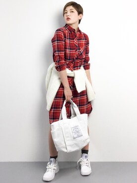 「アイテム（シャツワンピース、レッド系）」を使った、阿久津友里さん（レディース・165cm）の冬コーディネート