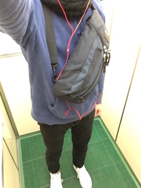 「アイテム（ボディバッグ/ウエストポーチ、ブルー系）」を使った、Yuheiさん（メンズ・178cm）の冬コーディネート