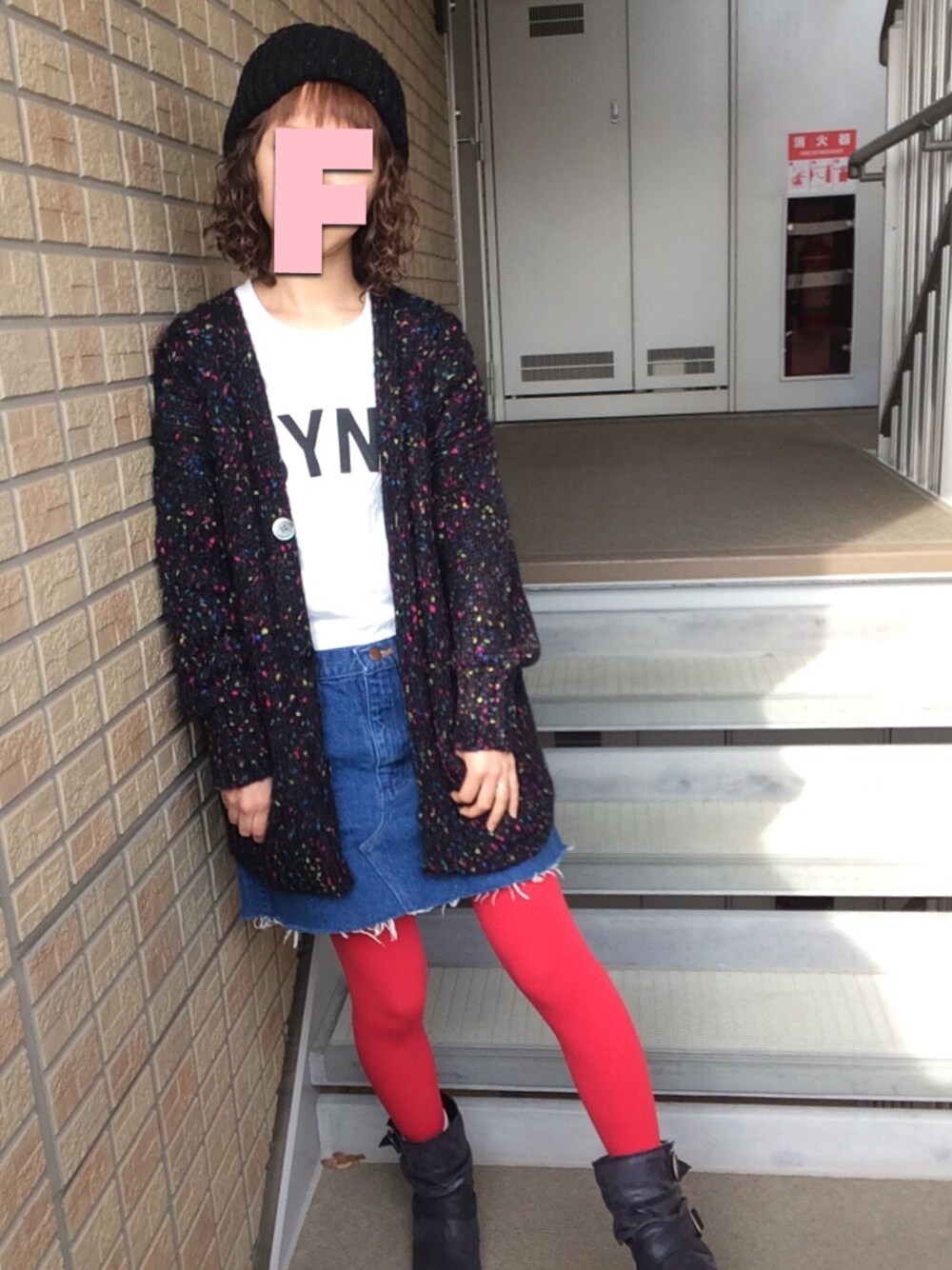 「ニットカーディガン、ライブTシャツ、デニムスカート、デニム、エンジニアブーツ、カラータイツ」｜「kuskusのアイテム（カーディガン/ボレロ、ブラック系）」を使った、fuuyuuさん（レディース・154cm）の秋コーディネートの1枚目の写真