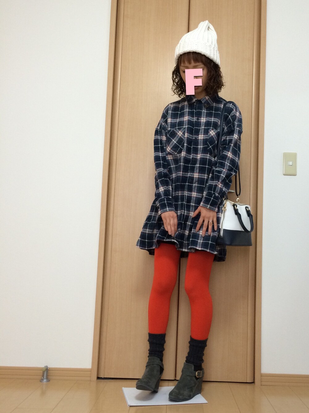 「シャツワンピース、チエックシャツ、チェック、チェックワンピース、襟付きワンピース、カラータイツ、ニット帽、ブーティ、ヒール×靴下」｜「DOUBLE NAMEのアイテム（シャツワンピース、グリーン系）」を使った、fuuyuuさん（レディース・154cm）の秋コーディネートの1枚目の写真