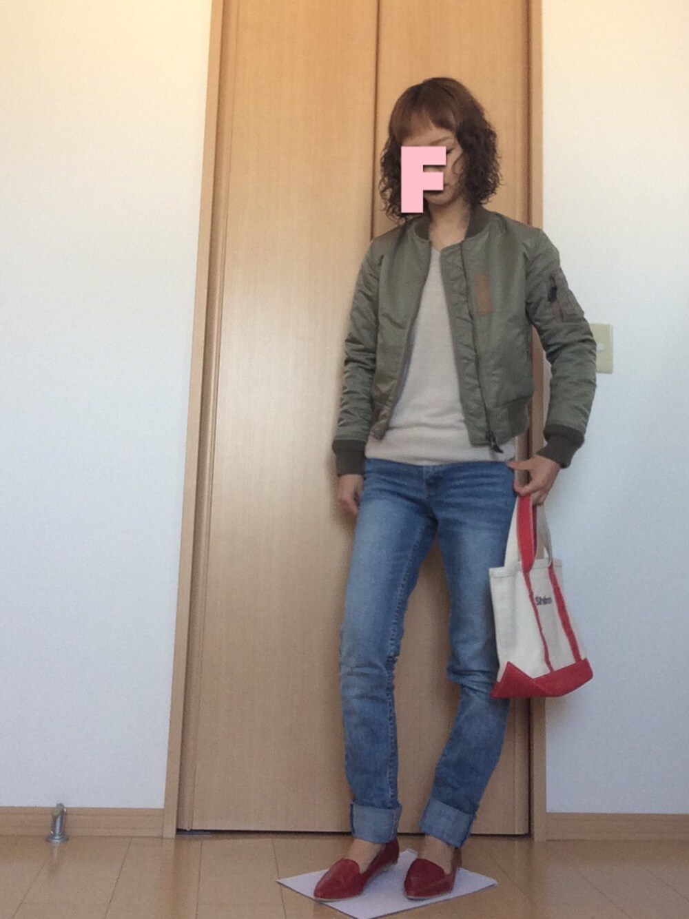 「MA-1、ブルゾン、デニム、デニムパンツ、デニム×ヒール、赤い靴」｜「RODE SKOのアイテム（パンプス、レッド系）」を使った、fuuyuuさん（レディース・154cm）の秋コーディネートの1枚目の写真