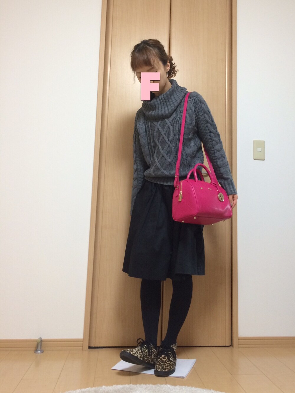 「レオパード、レオパードシューズ、furla、グレーのニット、GU」｜「FURLAのアイテム（ショルダーバッグ、ピンク系）」を使った、fuuyuuさん（レディース・154cm）の秋コーディネートの1枚目の写真