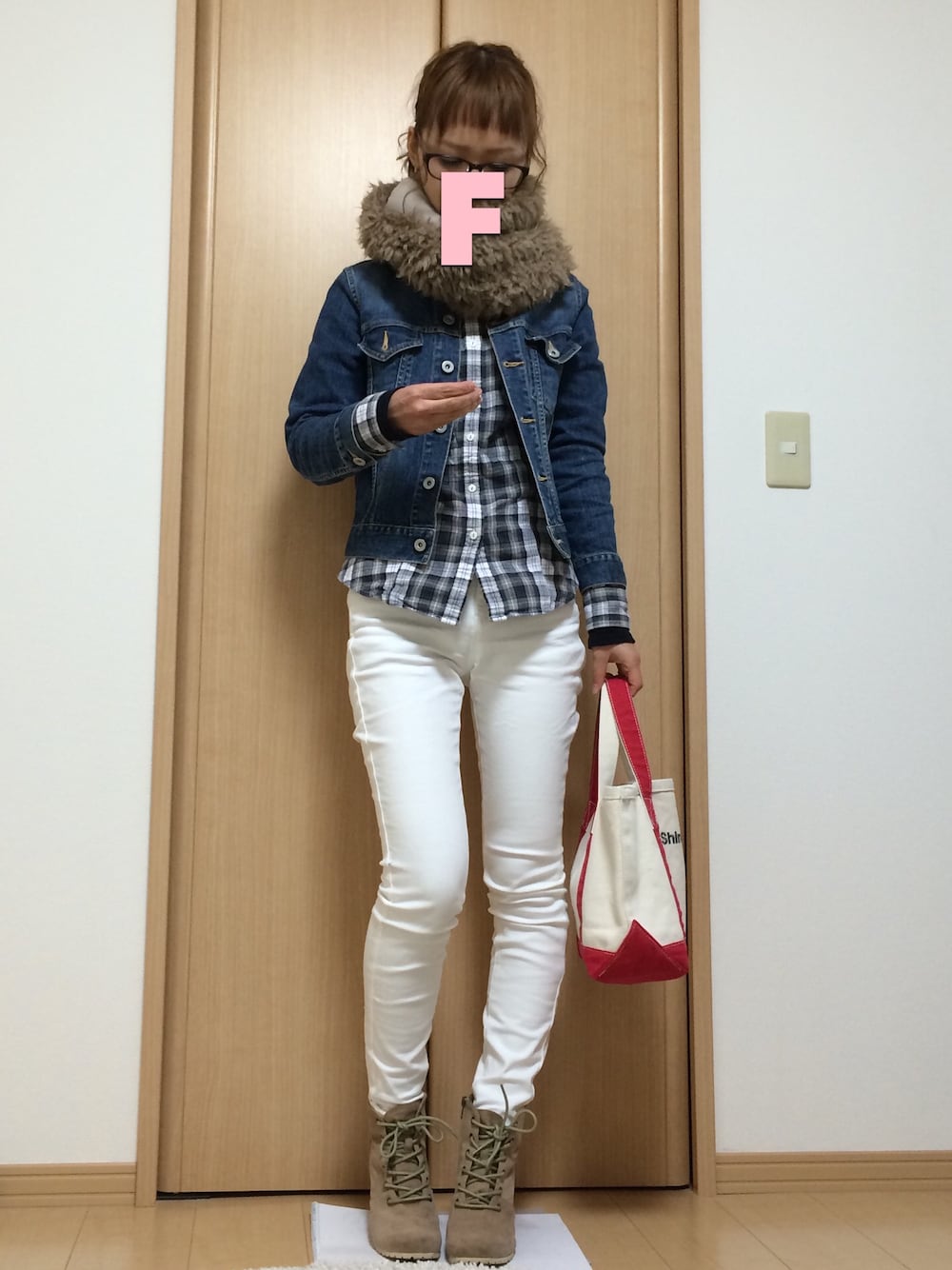 「ホワイトパンツ、デニムジャケット、チェックシャツ、スヌード、めがね、UNIQLO、レースアップシューズ」｜「BEAUTY&YOUTH UNITED ARROWSのアイテム（デニムジャケット、ブルー系）」を使った、fuuyuuさん（レディース・154cm）の冬コーディネートの1枚目の写真
