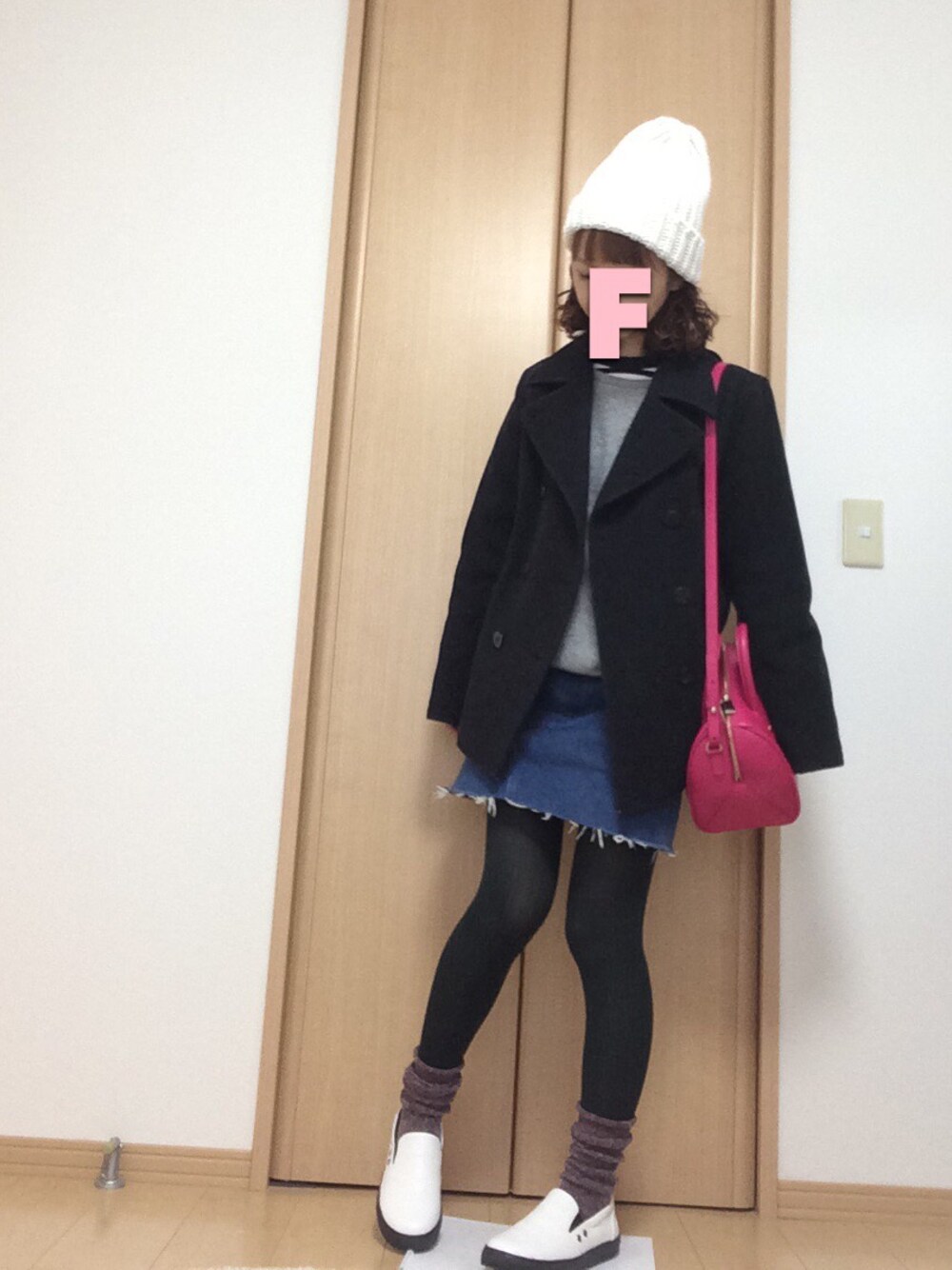 「ピーコート、ニット、ニット帽、白スニーカー、カラータイツ、デニムスカート、古着」｜「SLOBE IENAのアイテム（ニット/セーター、グレー系）」を使った、fuuyuuさん（レディース・154cm）の冬コーディネートの1枚目の写真