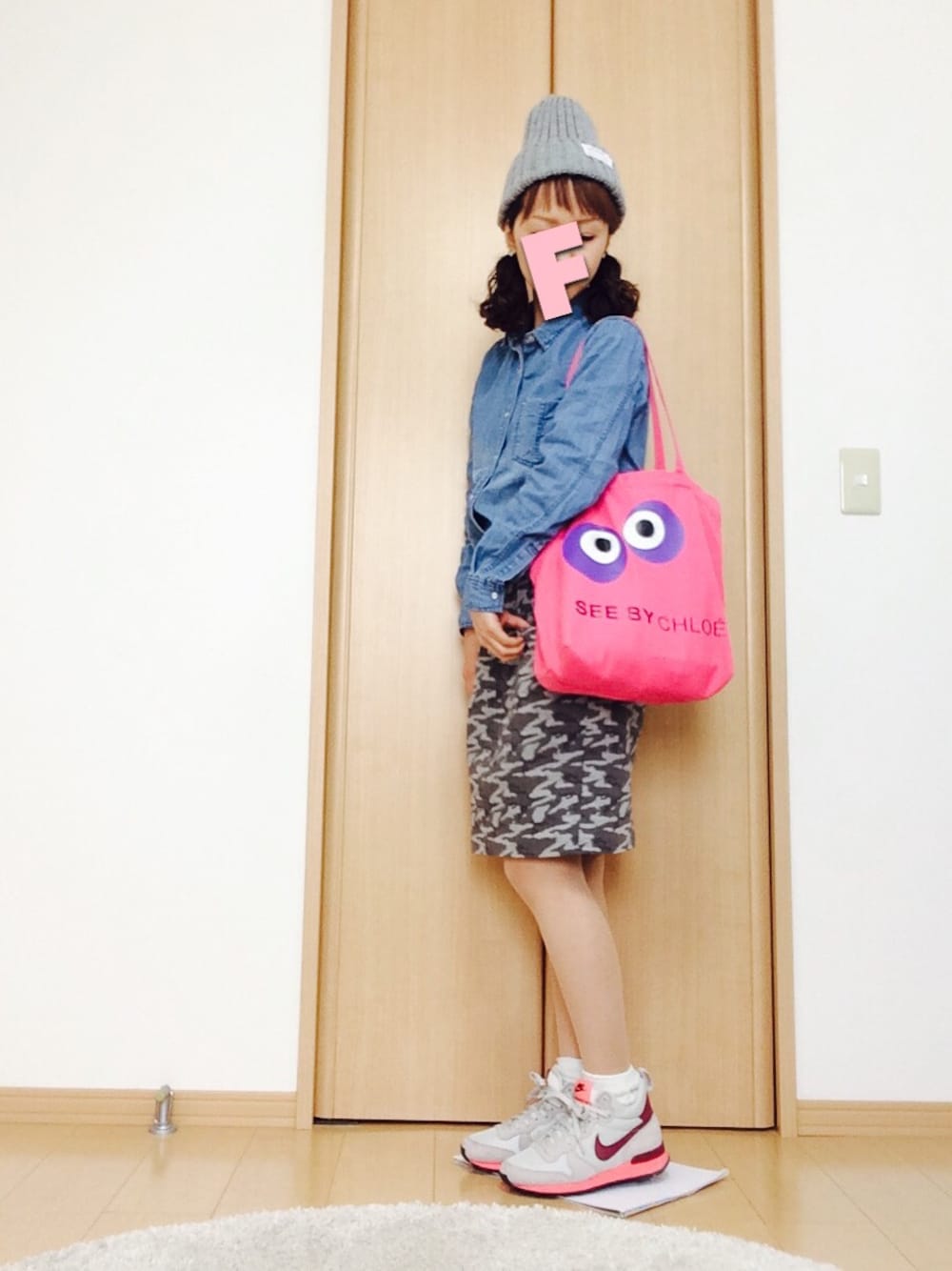「デニム、デニムシャツ、ニット帽、ショッキングピンク、SEE  BY CHLOE、NINE、タイトスカート、カモフラスカート、スニーカー」｜「GUのアイテム（シャツ/ブラウス、ブルー系）」を使った、fuuyuuさん（レディース・154cm）の冬コーディネートの1枚目の写真