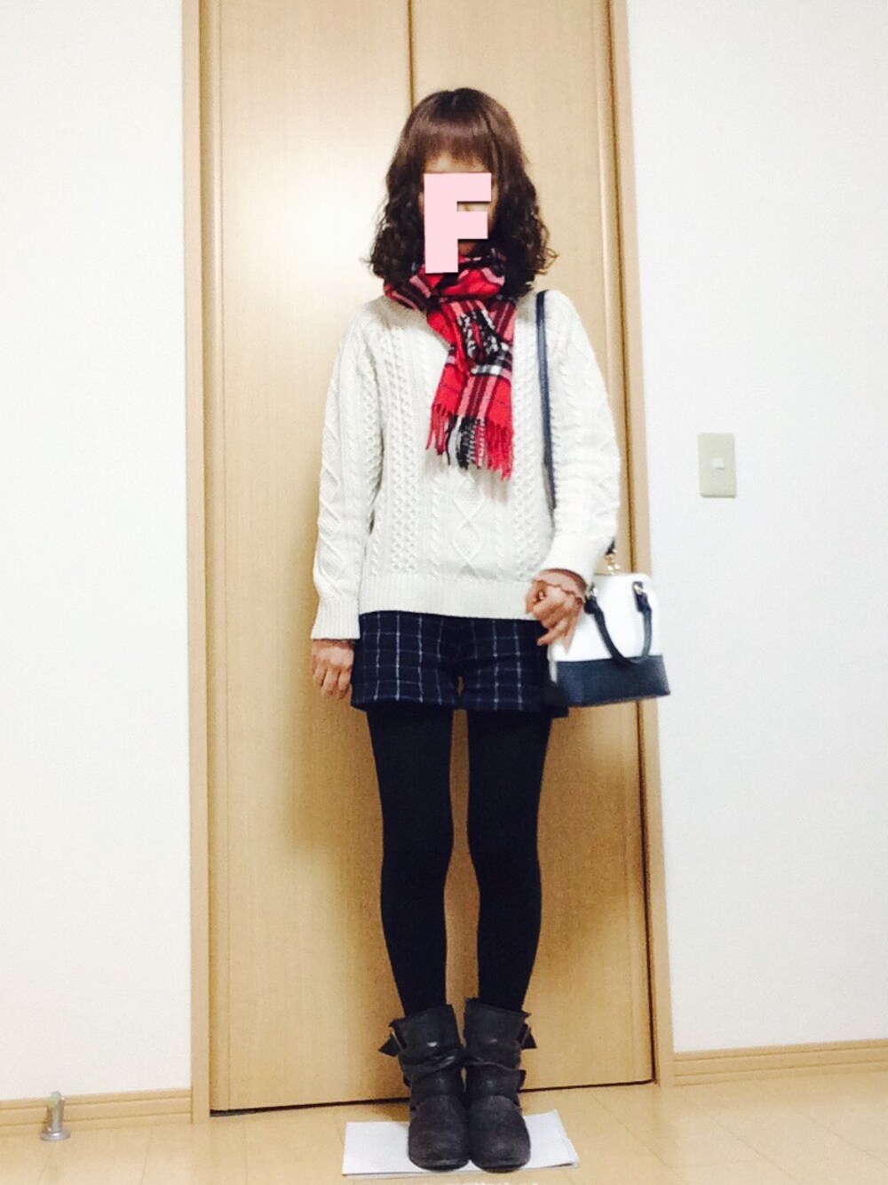「チェック×チェック、チェック、チェックパンツ、マフラー、白ニット、エンジニアブーツ、裏起毛タイツ、あったかいんだから」｜「Chicoのアイテム（ニット/セーター、ホワイト系）」を使った、fuuyuuさん（レディース・154cm）の冬コーディネートの1枚目の写真
