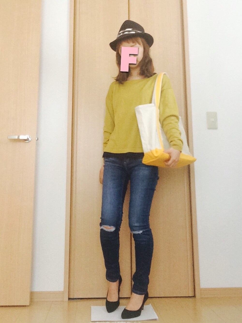 「黄色ニット、イエロー、黄色、黄色×黄色、ダメージデニムパンツ、ダメージジーンズ、ダメージデニム、パンプス、ハット」｜「Rouge vifのアイテム（ニット/セーター、イエロー系）」を使った、fuuyuuさん（レディース・154cm）の春コーディネートの1枚目の写真