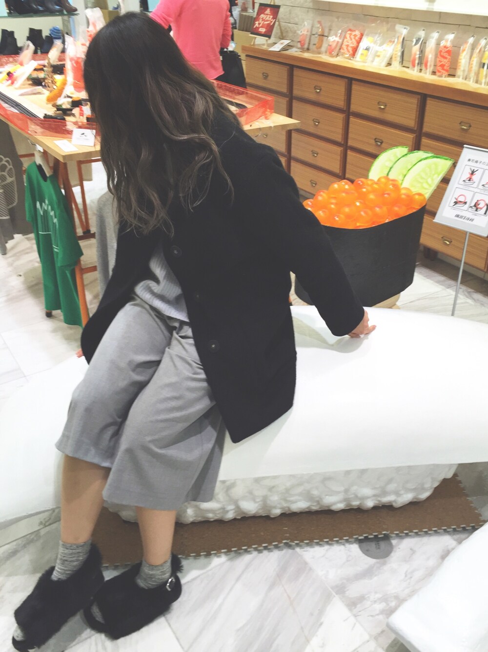 ブラック系のその他アウター、ブルー系のニット/セーター、グレー系のその他パンツを着用したレディースの冬コーディネートの1枚目の写真