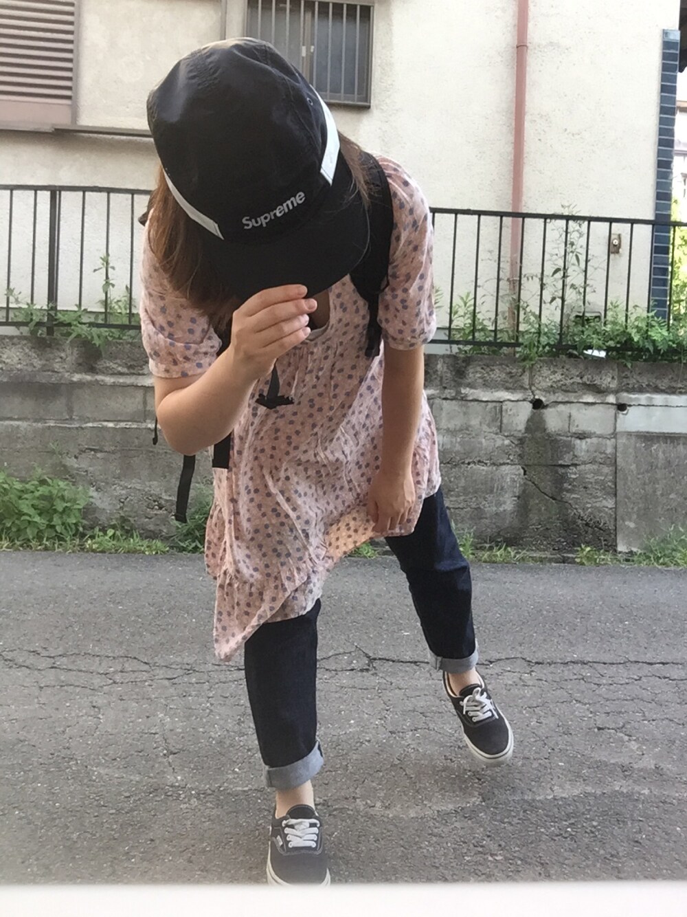 「ガーリー、カジュアル、ボーイズライク、ボーイズmix、ワンピース、シュプリーム」｜「Supreme のアイテム（キャップ、ブラック系）」を使った、おおのさん（レディース・149cm）の夏コーディネートの1枚目の写真