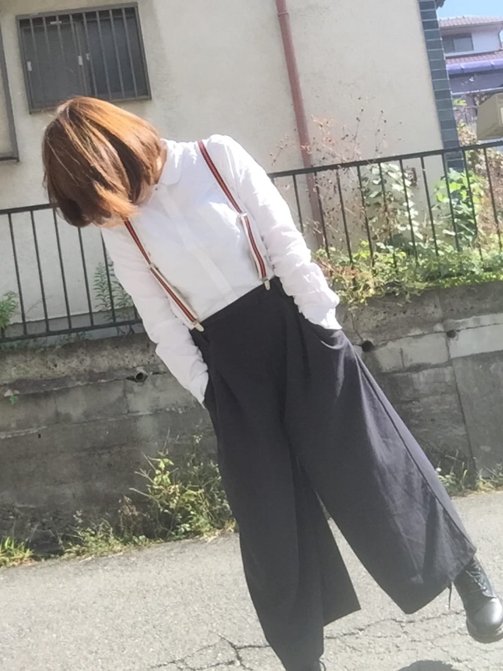 「ゆるコーデ、サスペンダー、シャツスタイル、カジュアル、ボブ、ゆるゆる、モノクロ」｜「Green　Parksのアイテム（シャツ/ブラウス、ホワイト系）」を使った、おおのさん（レディース・149cm）の秋コーディネートの1枚目の写真
