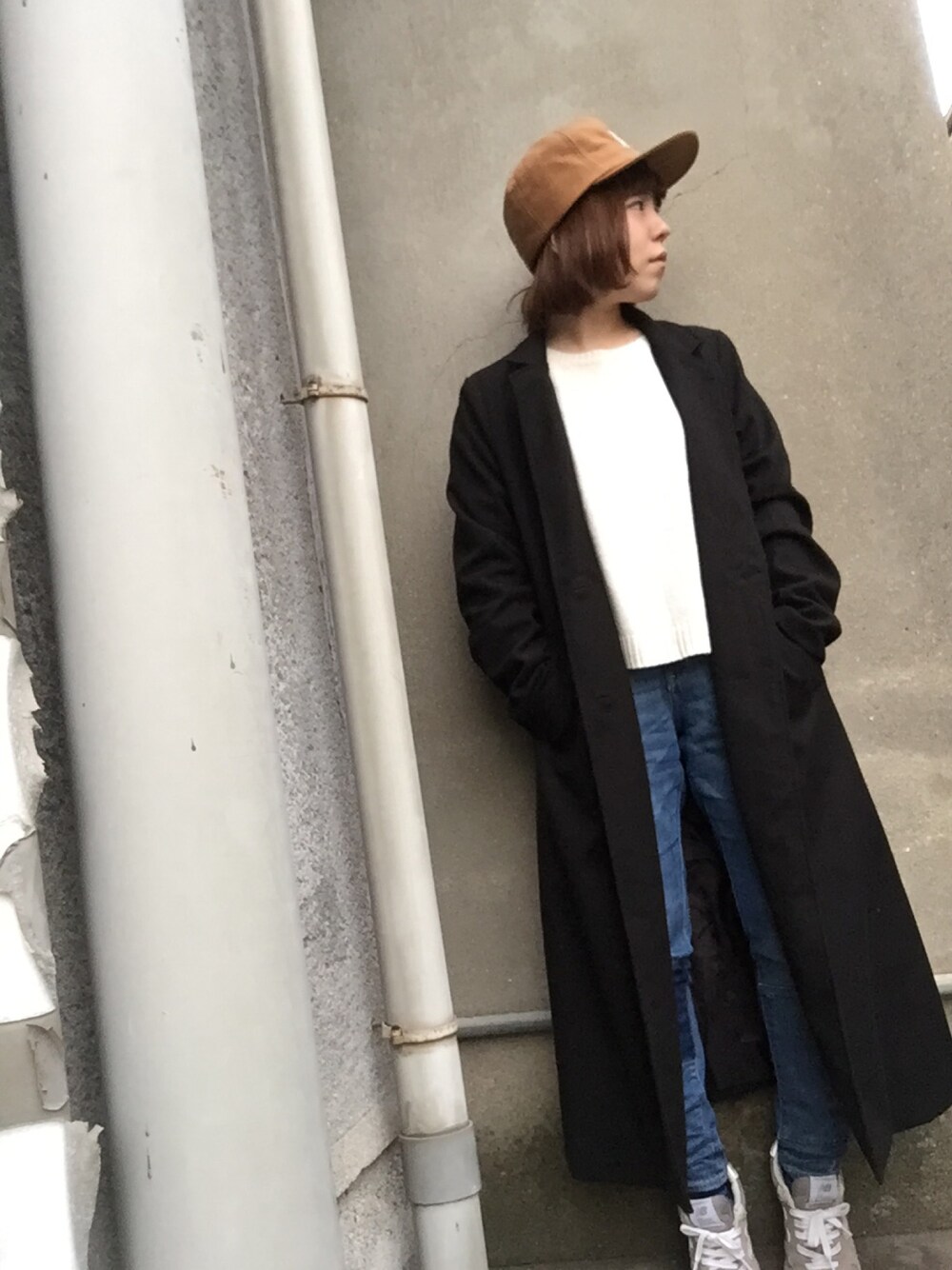 「帽子、carhartt、ロングコート、スピンズ、白ニット、冬コーデ、セールで買いました、ニューバランス、スニーカー」｜「SPINNSのアイテム（チェスターコート、ブラック系）」を使った、おおのさん（レディース・149cm）の冬コーディネートの1枚目の写真