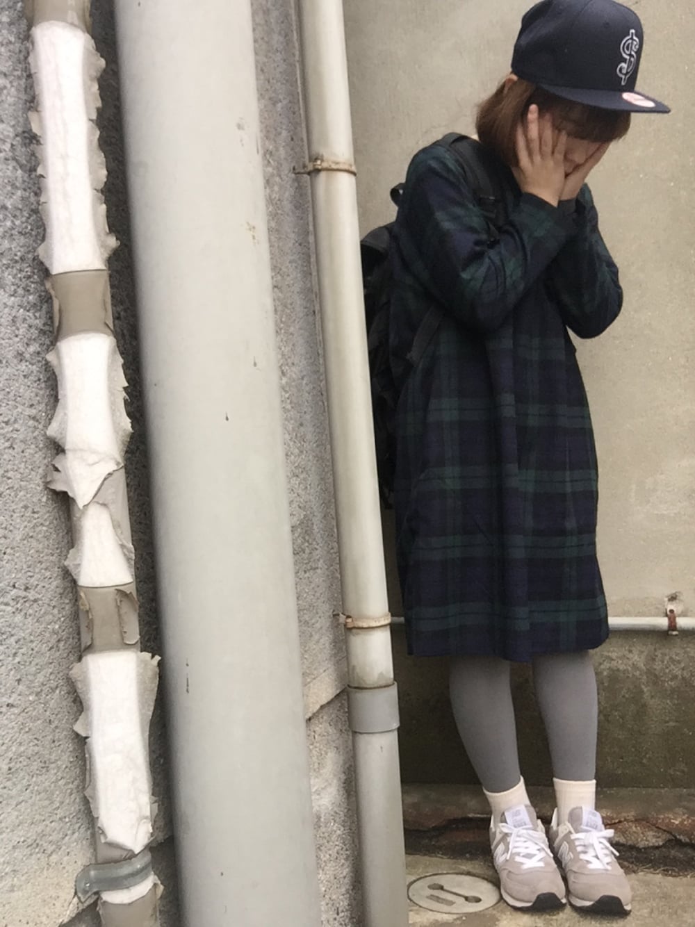「ボーイズmix、ボーイズライク、ガーリーカジュアル、メンズライク、ワンピース、ワンピース×スニーカー、リュック、チェックワンピース、カジュアル、ボブ」｜「earth music&ecologyのチェックサックワンピース（ワンピース、グリーン系）」を使った、おおのさん（レディース・149cm）の冬コーディネートの1枚目の写真