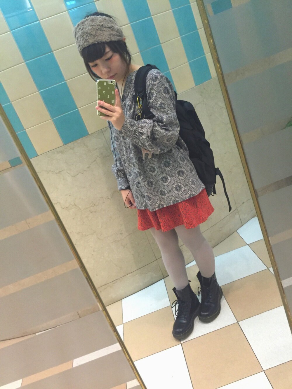 「柄×柄、ペイズリー、キュロット、ファーヘアバンド、グレータイツ、ドクターマーチン、秋のコーデ、ゆるコーデ、KBF、黒リュック」｜「mizuiroindのアイテム（シャツ/ブラウス、グレー系）」を使った、おおのさん（レディース・149cm）の秋コーディネートの1枚目の写真