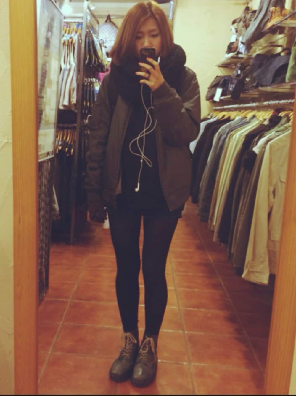 「MA-1、ドクターマーチン、Dr.Martens」｜「UNIQLOのアイテム（スタジャン、グリーン系）」を使った、manatasさん（レディース・164cm）の冬コーディネートの1枚目の写真