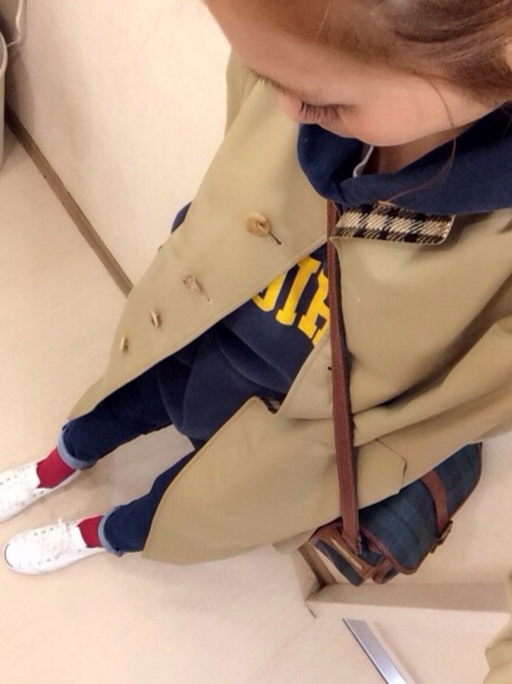 「ステンカラーコート、チャンピオン パーカー、ラルフローレン、ネイビー×レッド×ホワイト」｜「POLO RALPH LAURENのアイテム（ショルダーバッグ、グリーン系）」を使った、manatasさん（レディース・164cm）の冬コーディネートの1枚目の写真