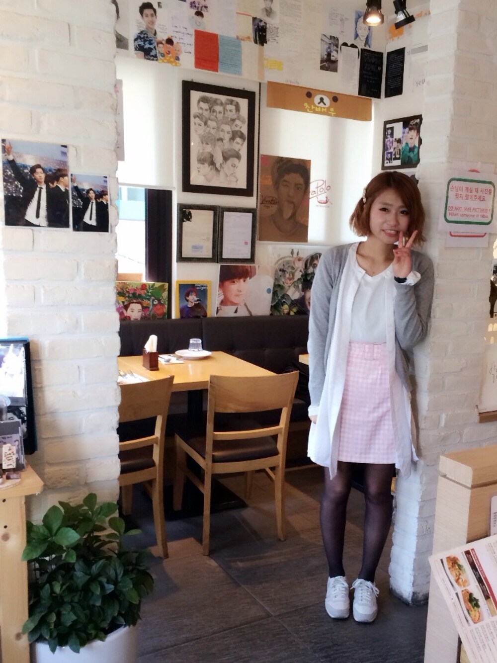 「ギンガムチェック、ロングシャツ、スニーカー、ナイキ、韓国、チャニョル」｜「USA古着のアイテム（シャツ/ブラウス、ホワイト系）」を使った、manatasさん（レディース・164cm）の春コーディネートの1枚目の写真
