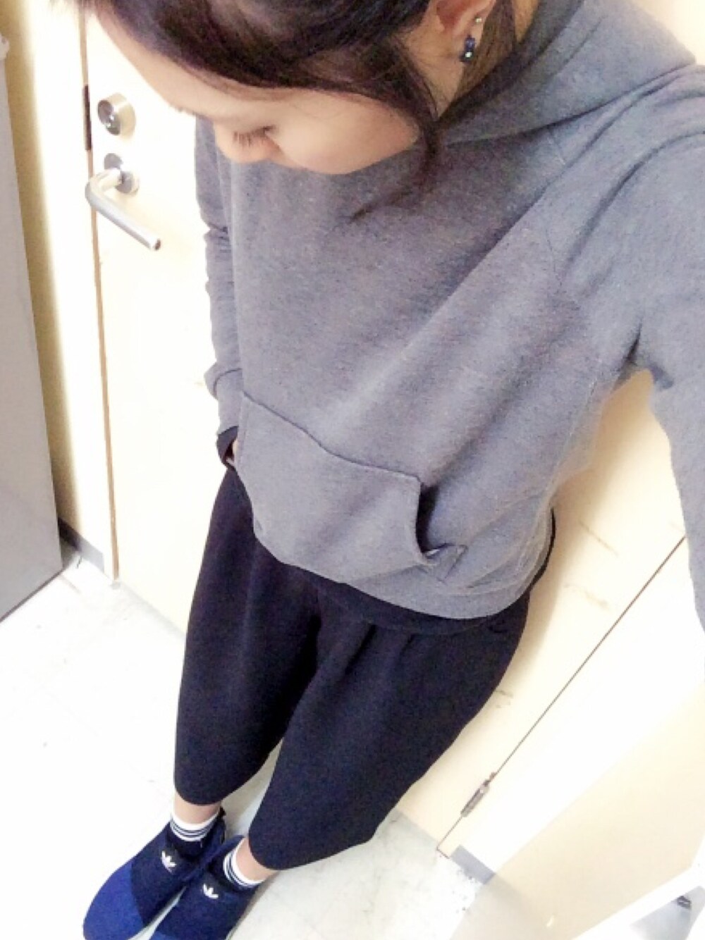 「adidas、パーカー、ガウチョパンツ」｜「AQのアイテム（パーカー、グレー系）」を使った、manatasさん（レディース・164cm）の秋コーディネートの1枚目の写真