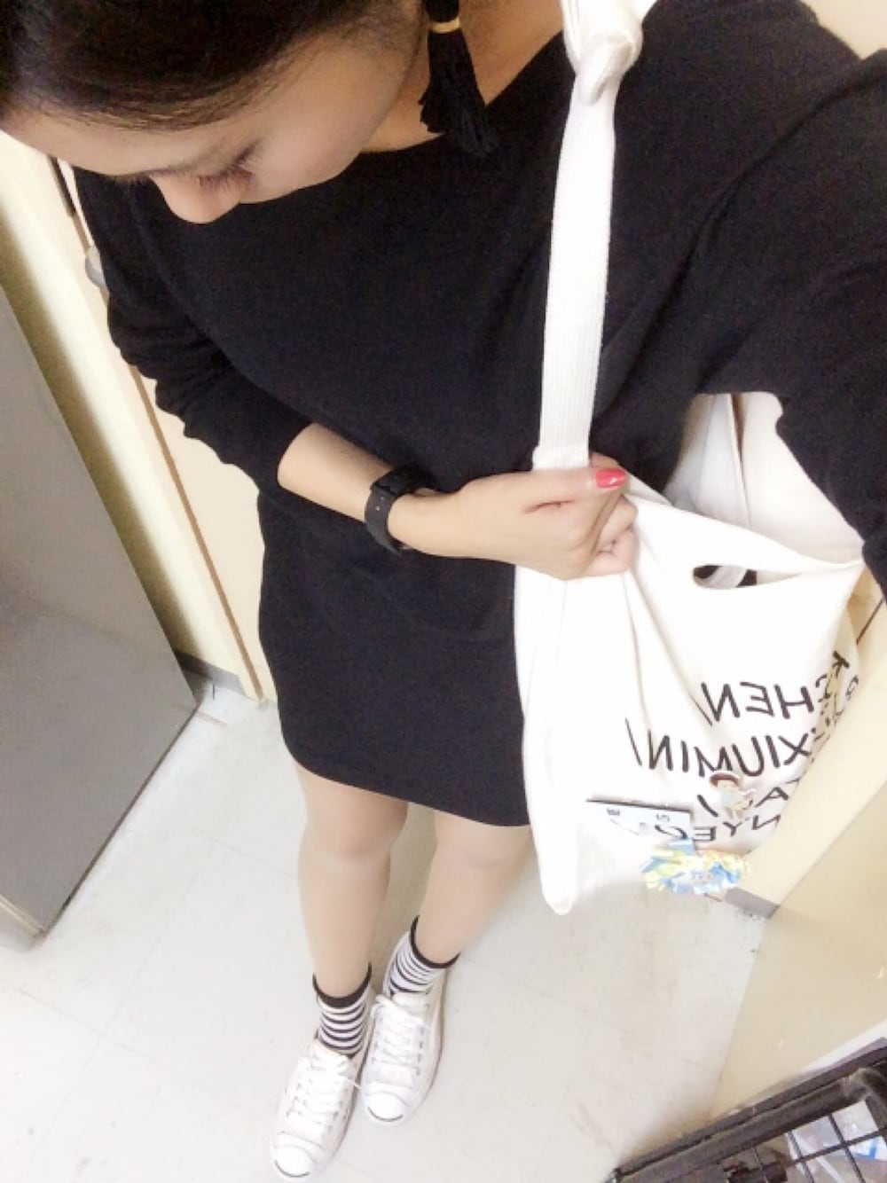 「ブラック、黒、タッセル、コンバース、EXO」｜「UNIQLOのアイテム（ニット/セーター、ブラック系）」を使った、manatasさん（レディース・164cm）の秋コーディネートの1枚目の写真