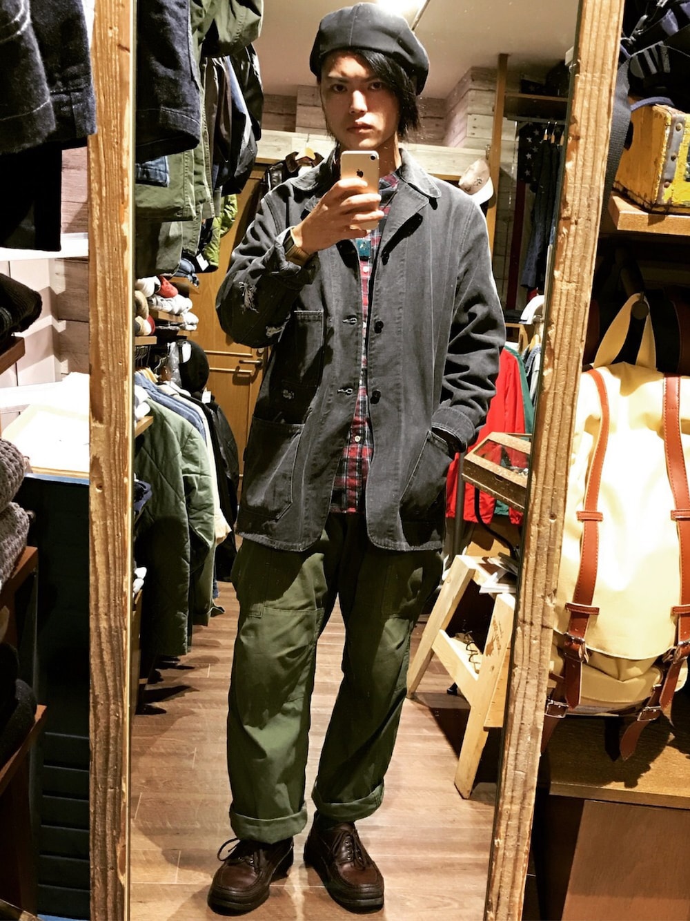 「グランジスタイル、ぶらりスタイル、キャスケット後ろ被り、店員スタイル」｜「NEW YORK HATのNEW YORK HAT CASQUETTE CANVAS BIG APPLE BLACK（キャスケット、ブラック系）」を使った、ボーイさん（メンズ・175cm）の秋コーディネートの1枚目の写真