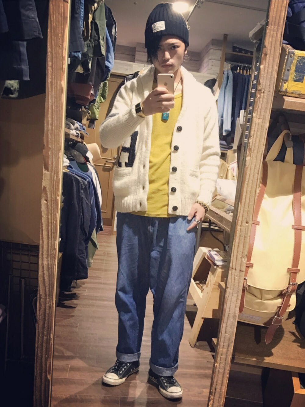「秋のコーデ、海沿いドライブ」｜「HOLLYWOOD RANCH MARKETのアイテム（Tシャツ/カットソー、イエロー系）」を使った、ボーイさん（メンズ・175cm）の秋コーディネートの1枚目の写真
