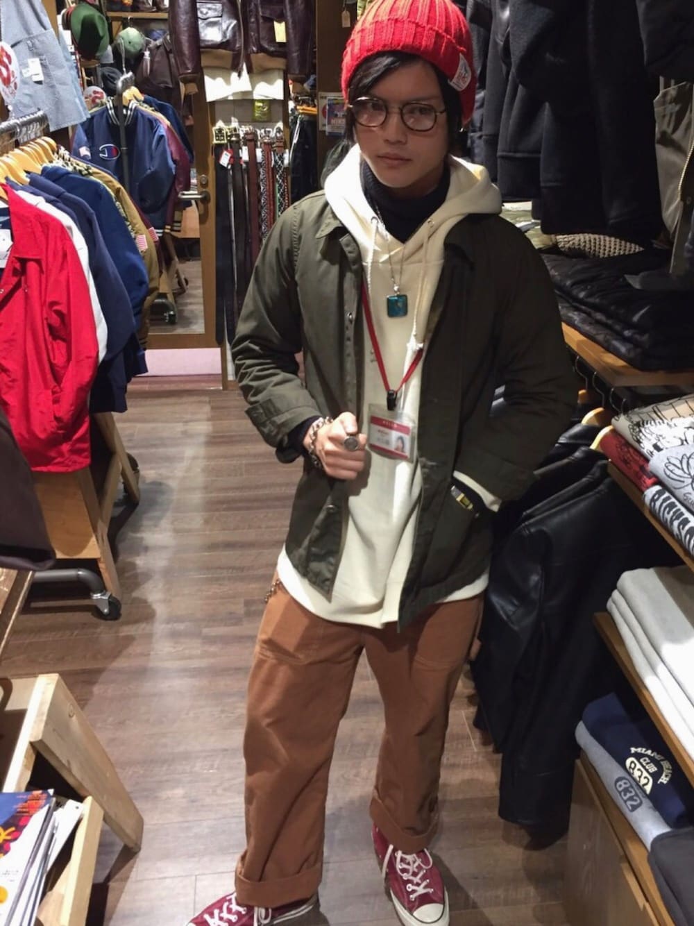 「アメカジ、ゆったりコーデ、パンダ、クリスマス風」｜「HYSTERIC GLAMOURのWOOL RIB KNIT ワッチキャップ（ニットキャップ/ビーニー、レッド系）」を使った、ボーイさん（メンズ・175cm）の冬コーディネートの1枚目の写真